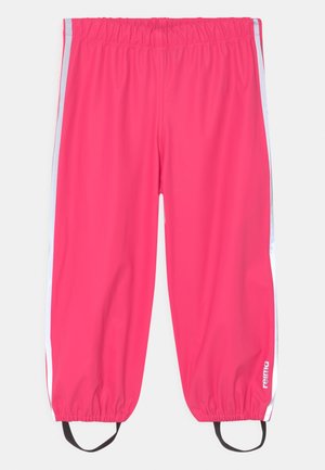 Różowe spodnie z elastycznym paskiem w talii i białymi paskami po bokach, wykonane z lekkiego materiału. Posiadają elastyczne mankiety oraz regulowane paski przy kostkach.