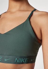 Nike Performance INDY BRA - Sportski grudnjak s blagom potporom - vintage green