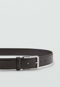 Curea din piele maro cu o suprafață texturată, dotată cu o cataramă din metal argintiu și cinci orificii de ajustare pentru mărime. Design simplu și funcțional.