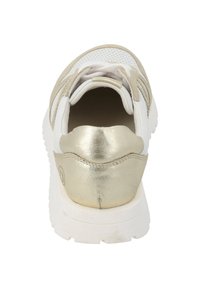 Zapatilla blanca con un talón texturizado dorado, parte superior de malla y suela blanca en contraste. Cuenta con una pestaña de agarre y diseño de cordones.