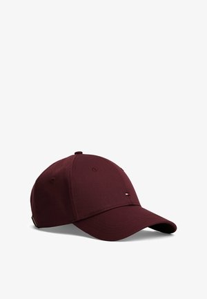 Gorra de béisbol color marrón hecha de un tejido duradero con visera curva, que presenta detalles cosidos y un pequeño logotipo multicolor en la parte frontal.