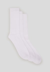 Tre paia di calzini bianchi con un design a costine, realizzati in un materiale morbido, con lunghezza classica e texture liscia.