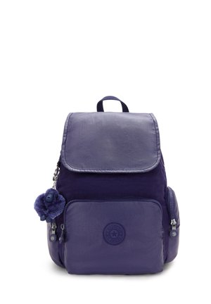Lilla nylon rygsæk med frontlomme, sidelommer, klap-top og en lille plysdyr-nøglering hængende fra lynlåsen.