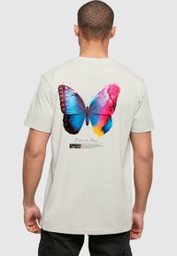 Mister Tee BECOME THE CHANGE TEE - Triko s potiskem - lightasphalt