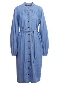 Ljusblå denimklänning med långa ärmar, knappstängning fram, rynkdetaljer och ett matchande tygbälte vid midjan.