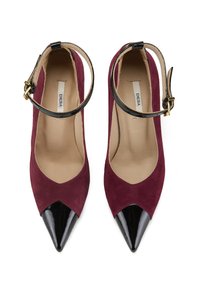 Burgunderrote Wildleder-High Heels mit einer schwarzen Lackleder-Spitze, mit einem Knöchelriemen und einem goldenen Schnallenakzent.