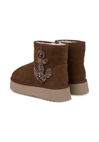 Bottines en suède marron avec un design d'ancre décoratif ornées de strass. Doublure en velours et semelle légère et texturée.