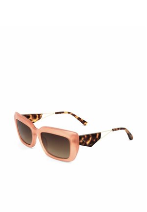 Occhiali da sole rettangolari con montatura rosa, lenti scure sfumate e aste con motivo tartarugato collegate da un sottile metallo dorato.