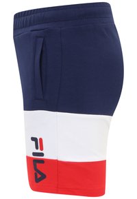 Mörkblå bomullsshorts med ett vitt och rött horisontellt rand. Sidofickor och tryckt FILA-logotyp i svart på nederkanten.