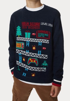 Marineblauer Weihnachtspullover mit Pixelkunst-Design im Videospielstil, zeigt Leitern, Geschenke, Feuerbälle, einen Spielcontroller und den Text "High Score 25. Dezember."