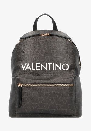 Valentino rugtas in zwart gestructureerd materiaal met een opvallend wit logo. Voorzien van een bovenhandvat en een voorvak met rits en gouden hardware.