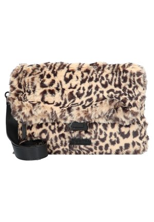 Sac bandoulière rectangulaire en fausse fourrure douce imprimée léopard marron et beige, sangle noire ajustable et fermeture à rabat devant.