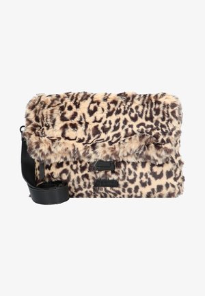 Sac bandoulière rectangulaire en fausse fourrure douce imprimée léopard marron et beige, sangle noire ajustable et fermeture à rabat devant.