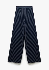 Pantalons large en marine avec des rayures blanches verticales, dotés d'une texture lisse et de plis à l'avant, conçus pour un ajustement décontracté.