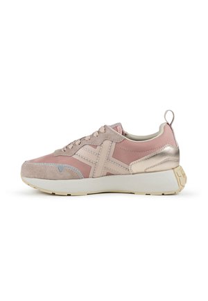 Zapatilla deportiva rosa clara y beige con detalles de ante y metálicos, suela blanca gruesa, cordones en la parte delantera y lengüeta en el talón.