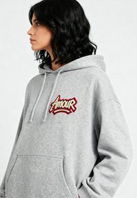Felpa grigia con cappuccio, tasca frontale, cordoncino e logo ricamato "Amour" in rosso e beige. Tessuto morbido e vestibilità rilassata.