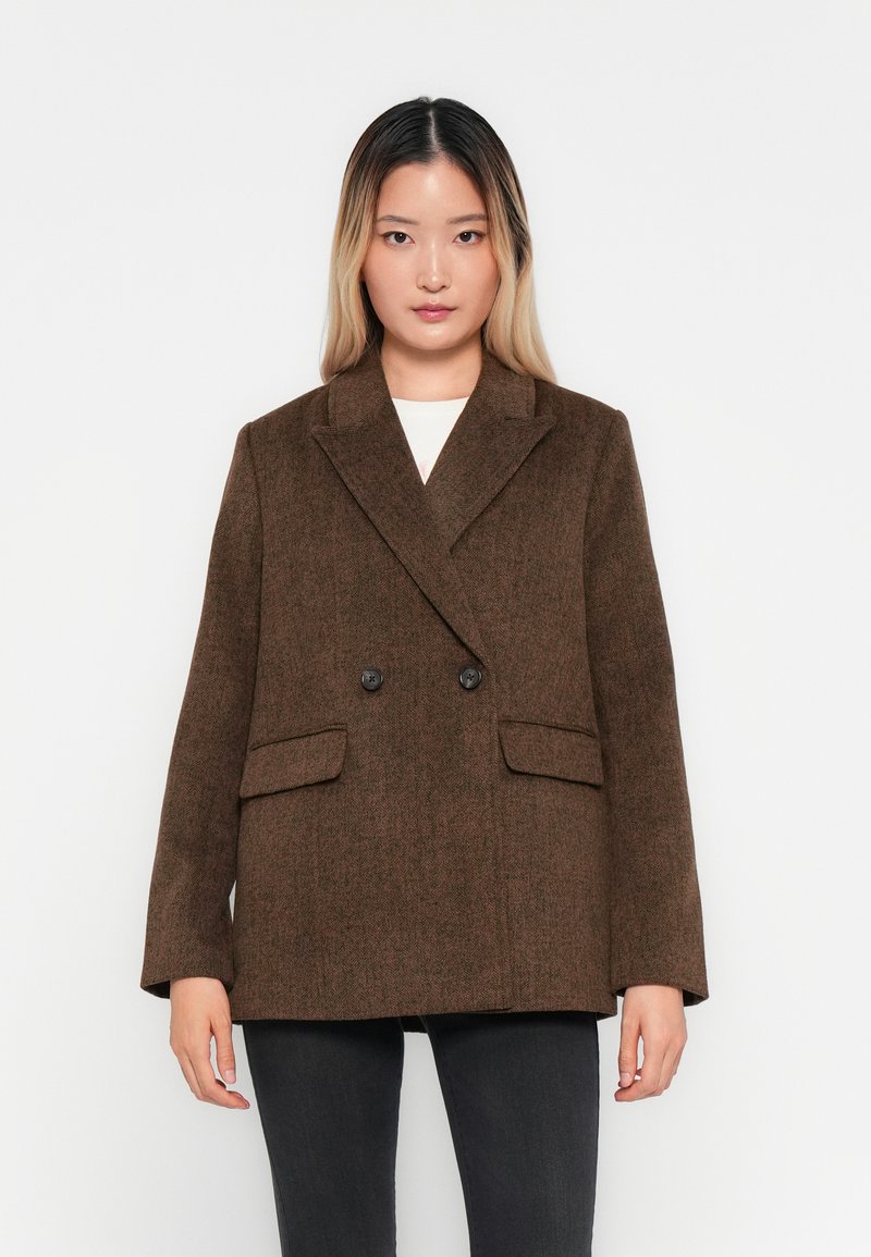 Cappotto doppiopetto in misto lana marrone con colletto a revers, due tasche anteriori e bottoni neri, dotato di una silhouette sartoriale.