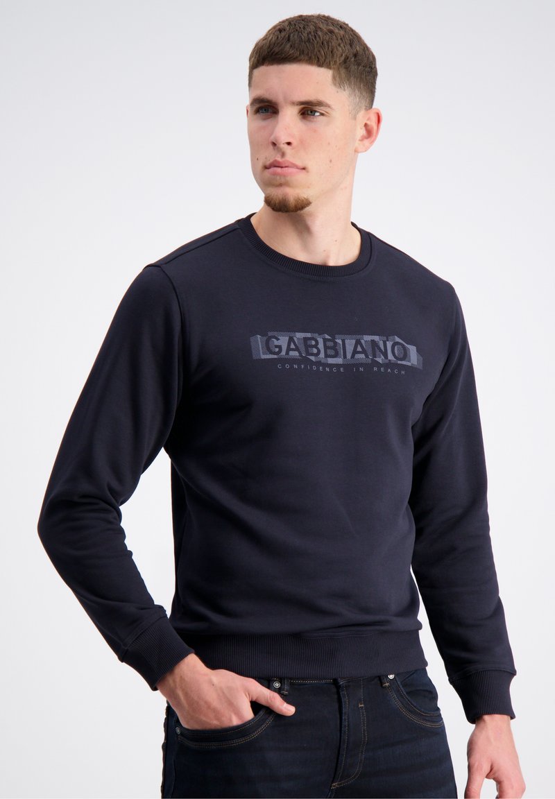 Felpa navy in misto cotone, con scollatura a girocollo e polsini a costine. Presenta il logo "GABBANO" in grigio a contrasto sul petto.
