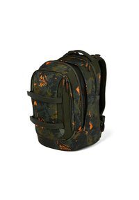 Mochila de camuflaje en verde oscuro con patrones de hojas naranjas. Cuenta con múltiples compartimentos, correas acolchadas y tejido duradero.