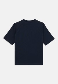 Navyblaues T-Shirt mit kurzen Ärmeln und Raglanärmeln, glatte Baumwollstruktur, runder Ausschnitt und sauberes Finish ohne Drucke oder Verzierungen.