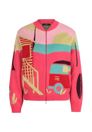 Maglione rosa acceso con cerniera e disegno di un tramonto tropicale che presenta un furgone, palme, scale e un grande sole.