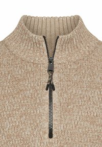 Beige gebreide pullover met een hoge kraag en een halve rits. De textuur is licht geribd, met een zwarte rits als contrast.