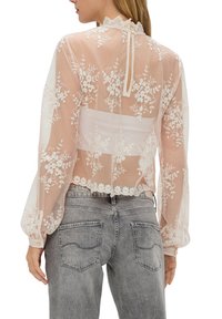 QS MIT MUSTER - Blouse - weiß