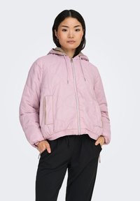 Vaaleanpunainen tikattu takki hupulla, jossa on vetoketjullinen edusta, joustavat hihansuut ja sivutaskut. Pehmeä rakenne ja pyöristetty ompelusdetaili.