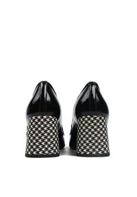 Czarne lakierowane szpilki z masywnymi obcasami w wzór houndstooth, pokazane od tyłu na białym tle.