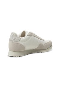 Weißer und hellgrauer Sneaker mit einer Kombination aus Leder und Wildleder, strukturiertem Fersenbereich, Gummisohle und tonalen Schnürsenkeln.