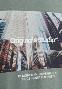 Jack & Jones JORVESTERBRO PICTURE CREW NECK - Apdrukāts T-krekls - laurel wreath