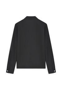 Camisa negra de manga larga, tejido suave, cuello clásico, puños abotonados, corte recto sin patrones visibles ni detalles adicionales.