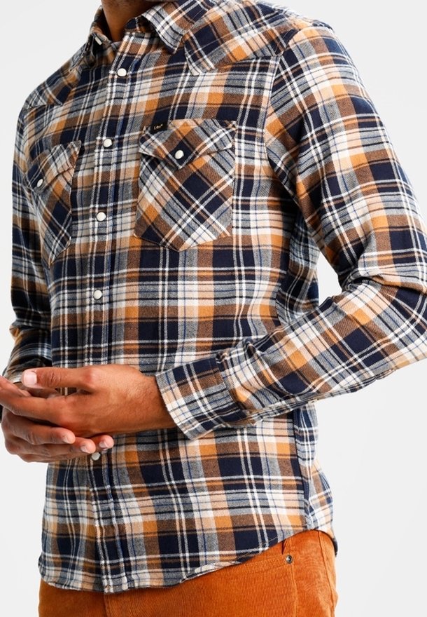 Rutigt flanellskjorta i marinblått, orange och vitt, med button-down krage, två bröstfickor och en texturerad tyg.