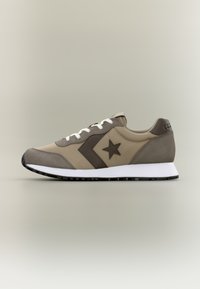 Καφέ και μπεζ αθλητικά παπούτσια με επάνω μέρος από απαλό δέρμα και σουέντ, λευκά κορδόνια, μαύρη εξωτερική σόλα και χαρακτηριστικό λογότυπο αστεριού στο πλάι.