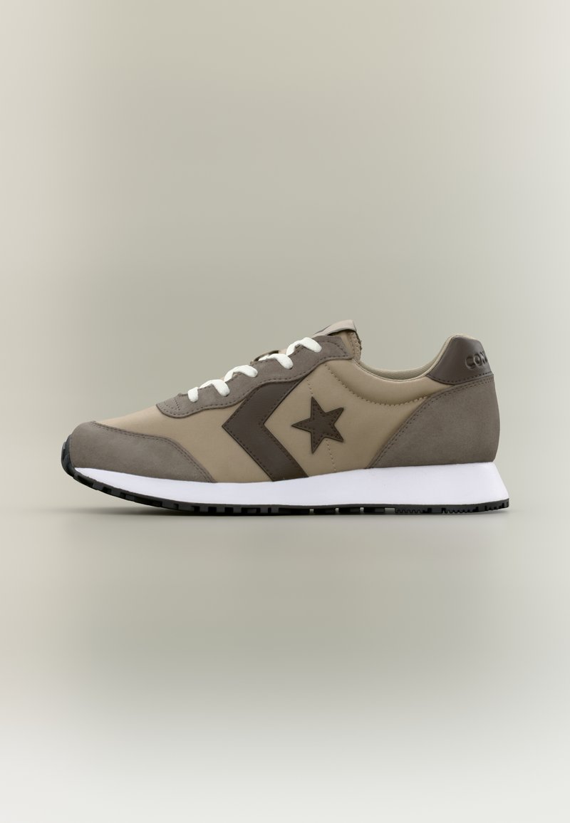 Καφέ και μπεζ αθλητικά παπούτσια με επάνω μέρος από απαλό δέρμα και σουέντ, λευκά κορδόνια, μαύρη εξωτερική σόλα και χαρακτηριστικό λογότυπο αστεριού στο πλάι.