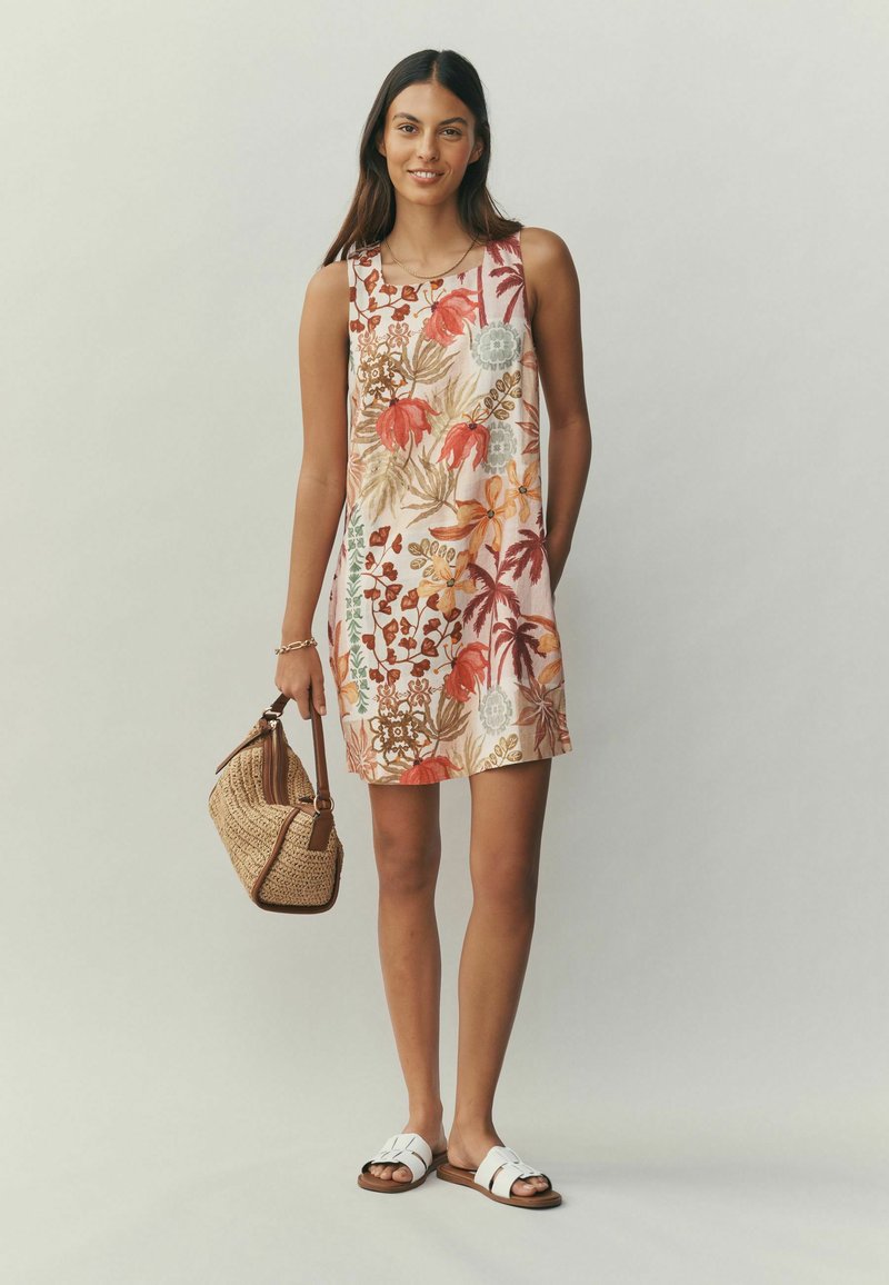 Lillemustriga varrukateta kleit pehmest kangast, kus on roosad, punased ja rohelised toonid. Aksessuaaridena on kootud käekott ja valged sandaalid.