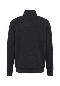 Schwarzer, strukturierter Pullover mit hohem Kragen, langen Ärmeln und gerippten Bündchen und Saum. Einfaches, einfarbiges Design ohne zusätzliche Muster.