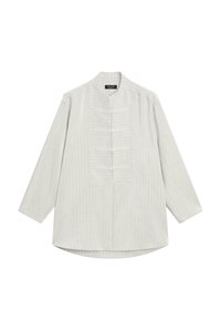 Camicia bianca a maniche lunghe con sottili righe verticali, colletto alla cinese e quattro bottoni visibili sulla patta anteriore.