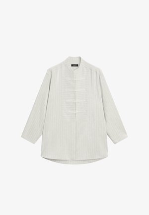 Langärmliges weißes Hemd mit dezenten vertikalen Streifen, einem Mandarin-Kragen und vier sichtbaren Knöpfen an der Vorderseite.