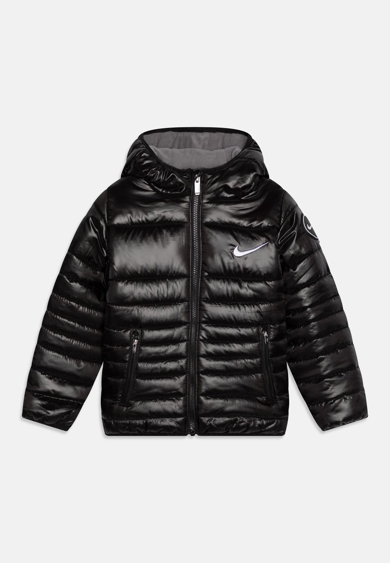 Zwarte glanzende gevoerde jack met capuchon, rits aan de voorkant, ritszakken en een wit Nike-logo op de borst en mouw.