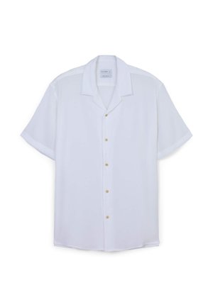 Chemise blanche à manches courtes, en tissu léger, avec un col doux et des boutons dorés le long de la patte de boutonnage.