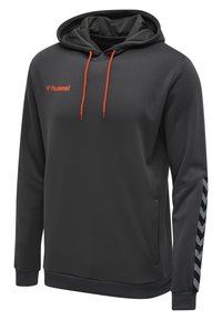 Hoodie gris foncé en tissu texturé, avec des cordons orange et un motif de chevrons noir et gris le long des manches. Il comprend une poche kangourou.