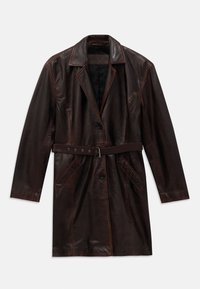 Tmavo hnedý kožený dlhý kabát s rozparkami, dvoma prednými vreckami, čiernymi gombíkmi a zodpovedajúcim koženým pásom s kovovou prackou.