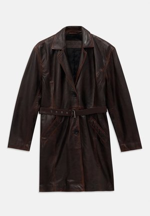 Manteau long en cuir marron foncé avec un col cranté, deux poches avant, boutons noirs et une ceinture en cuir assortie avec boucle en métal.