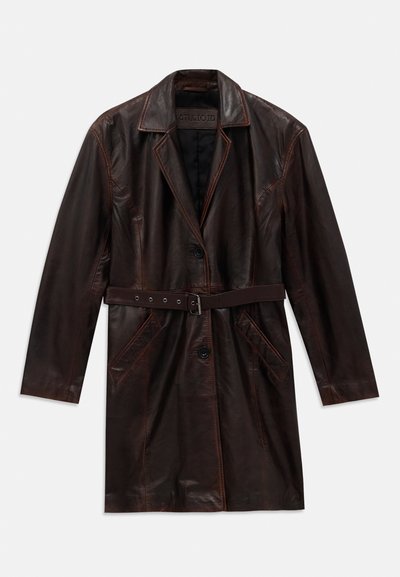 Cappotto lungo in pelle marrone scuro con colletto a punta, due tasche frontali, bottoni neri e una cintura in pelle abbinata con fibbia in metallo.