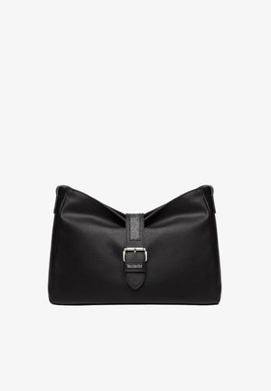 Bolso de mano de cuero negro con acabado texturizado, que cuenta con un cierre destacado de hebilla y dos asas superiores. Forma simple y sin estructura.