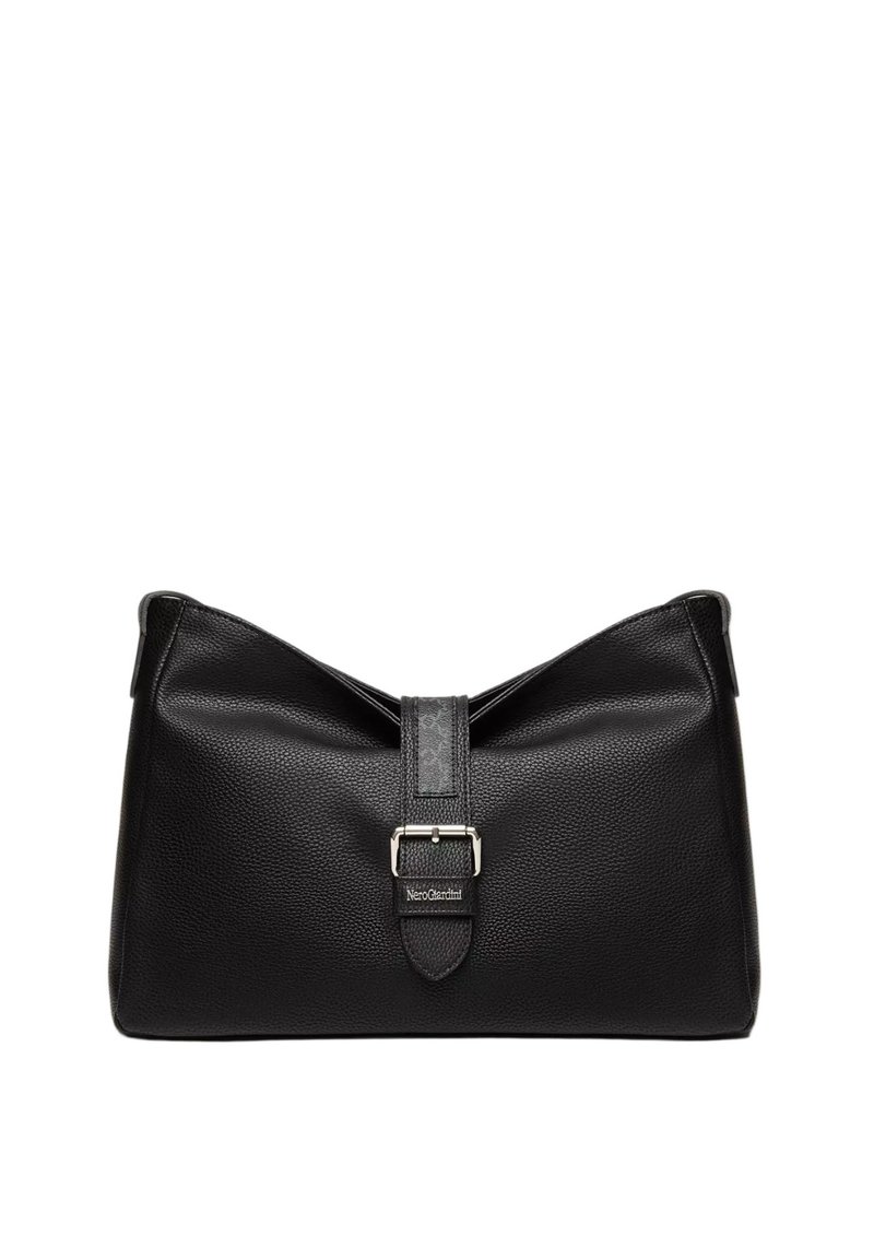 Bolso de mano de cuero negro con acabado texturizado, que cuenta con un cierre destacado de hebilla y dos asas superiores. Forma simple y sin estructura.