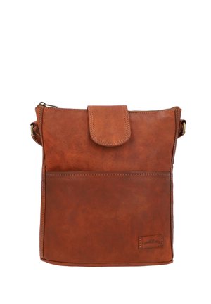 Braune Leder-Umhängetasche mit Vorderfach, Klappverschluss und verstellbarem Riemen vor weißem Hintergrund.