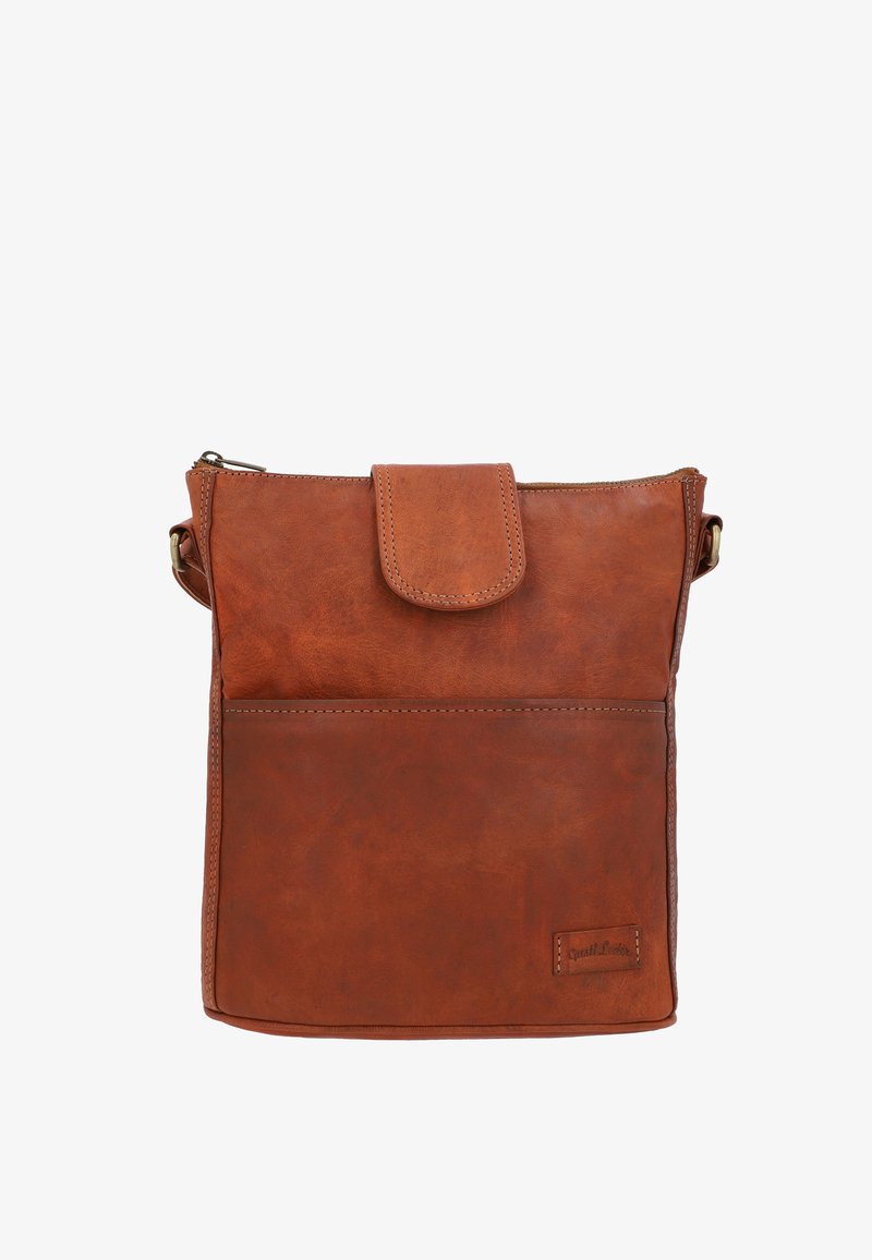 Braune Leder-Umhängetasche mit Vorderfach, Klappverschluss und verstellbarem Riemen vor weißem Hintergrund.