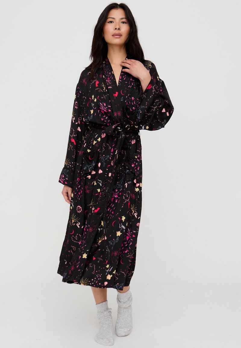 Schwarzer Kimono-ähnlicher Bademantel mit lebhaften Blumen- und abstrakten Mustern. Lange Ärmel, Taillenband und lockere Passform. Weicher Stoff, mittellang bis zur Wade.